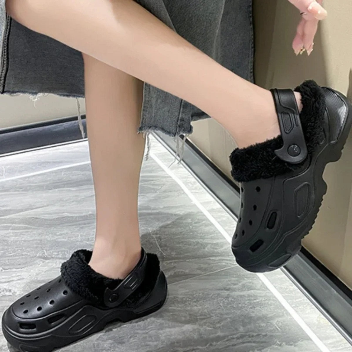 Winter Women's Plush Hole Slippers Fur Lined Clogs