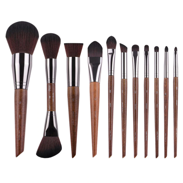 Natural wood makeup brushes set