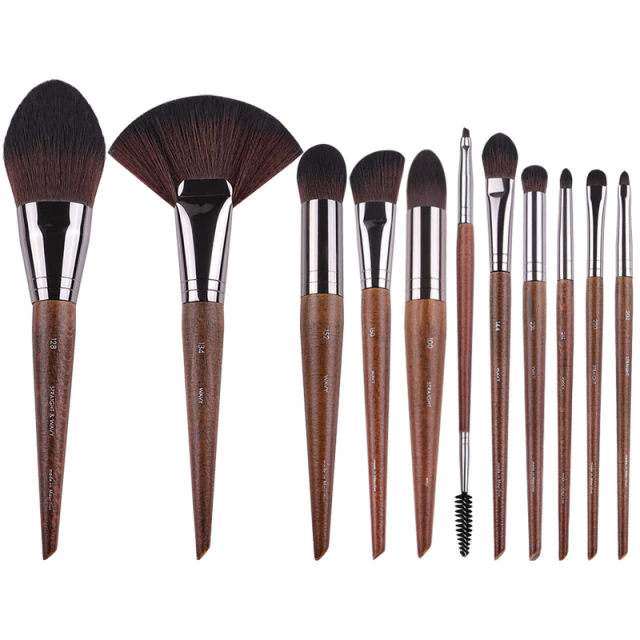 Natural wood makeup brushes set